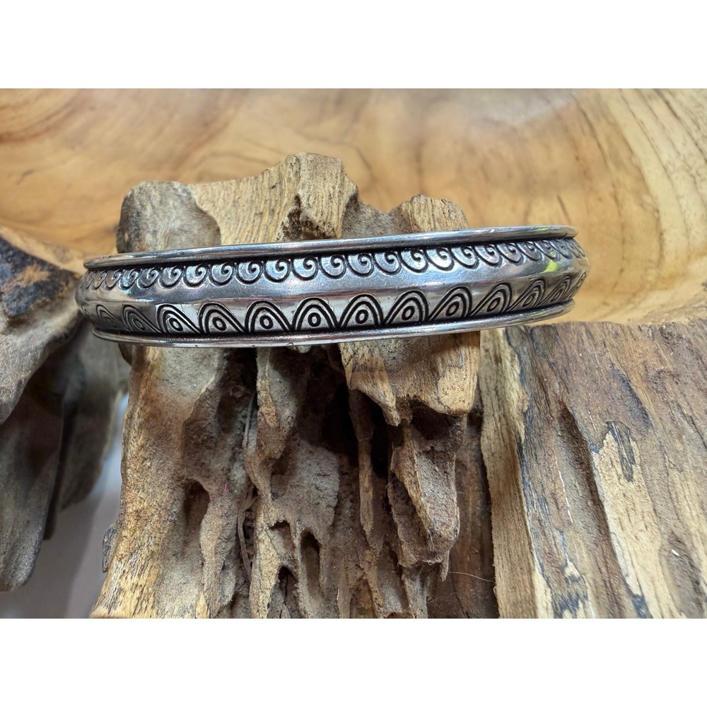 Brighton Silver Tone Hinged Bangle Bracelet Etched Scroll Teardrop Design‎ Heart